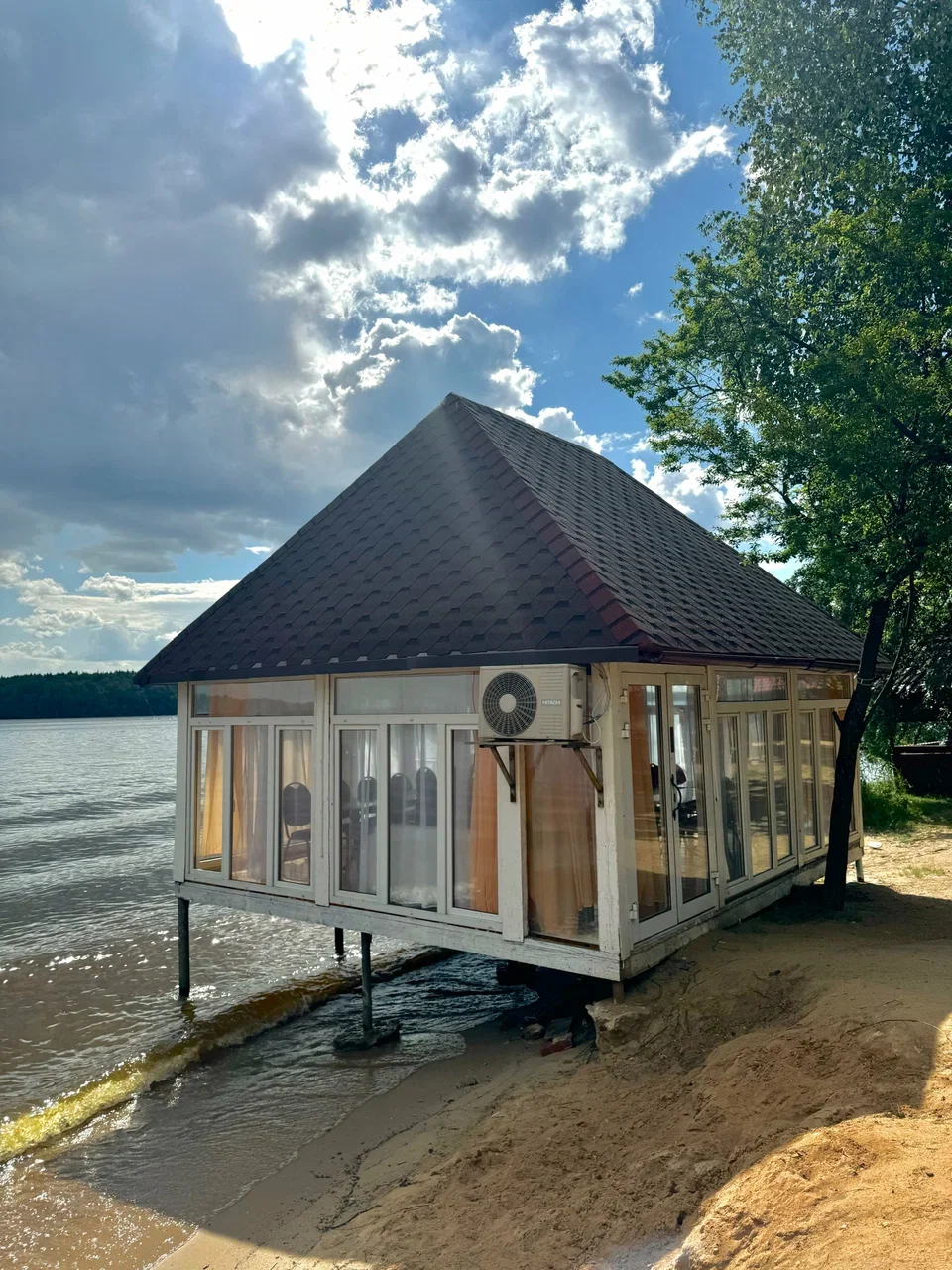 Фото Пляж "Бухта радости Колибри" (Клязьминское водохранилище) - развлечение в Москве | Досугатор